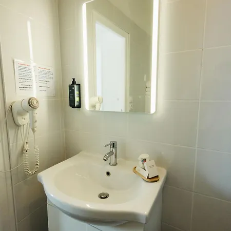 De Paris Hotell 2*